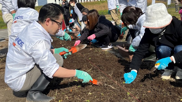球根植え付けの様子